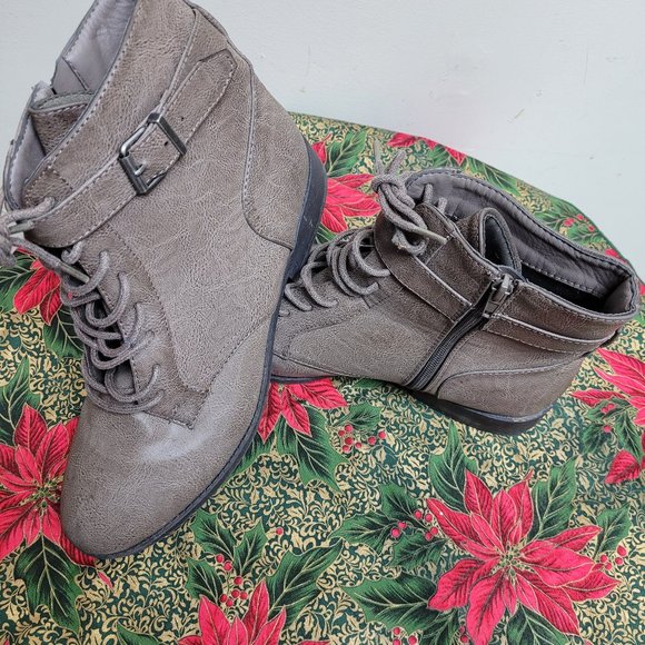 Ladies Le Chateau heeled boots, size 10 - Picture 3 of 5